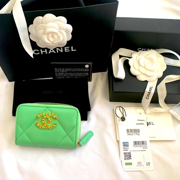 CHANEL Handbags - Chanel 19 Zipped Wallet